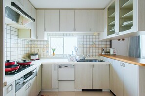 House | Private kitchen | Fridge, microwave, stovetop, rice cooker - Tsuruhashi Michi (Osaka)