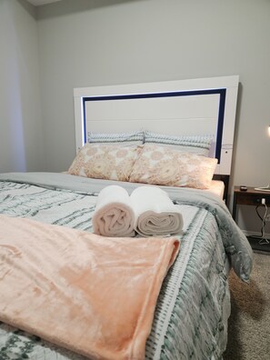 1 bedroom, iron/ironing board, WiFi, bed sheets - Beautiful & Cozy entire suite - One Bedroom NW Calgary. (Calgary)