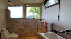 Shower, towels, soap, shampoo - Monkey Ranch House (Provincia de Puntarenas)