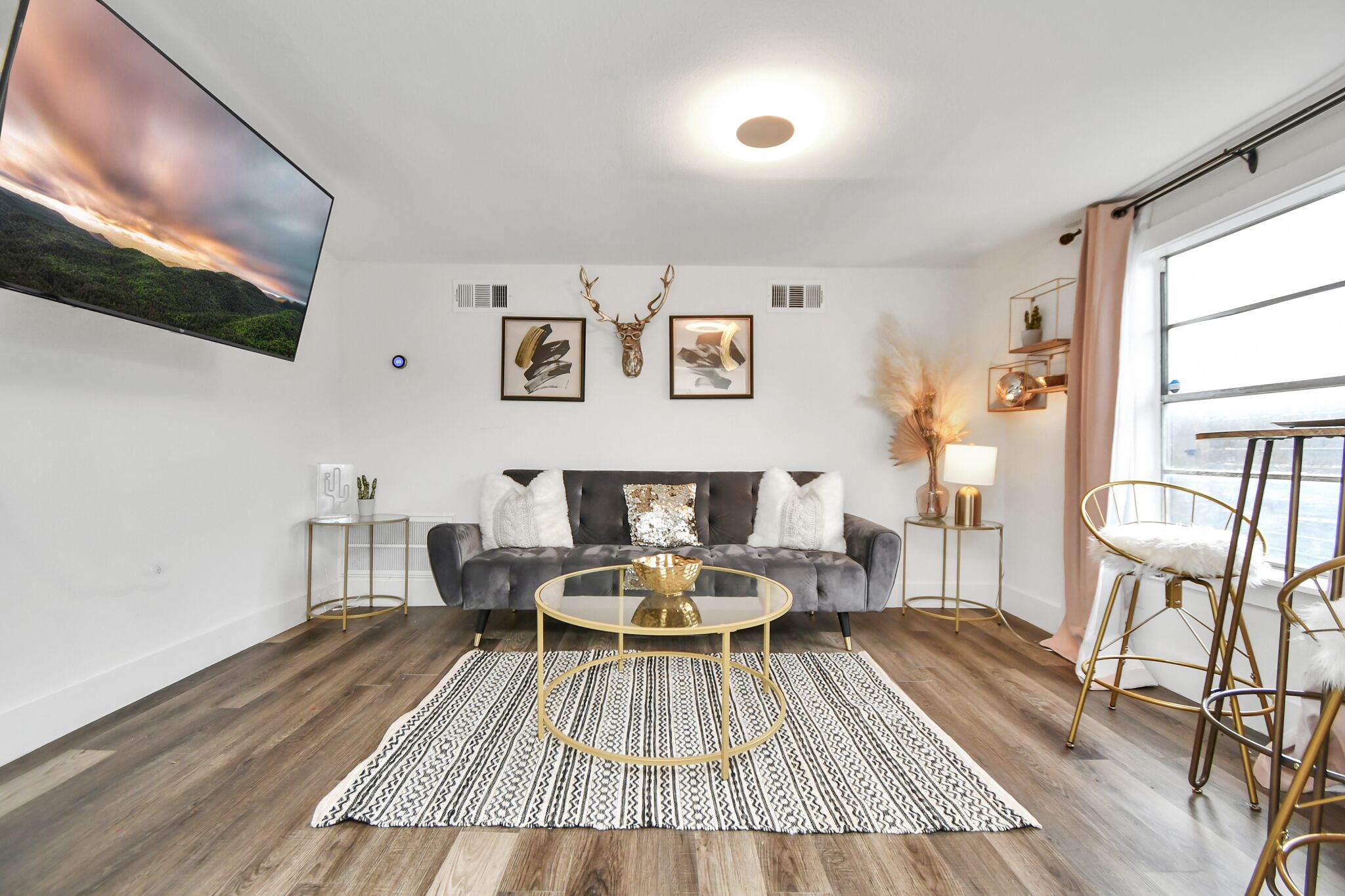 Golden Luxe Getaway ~ EaDo HTX