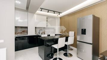 Family Apartment | Private kitchen | Full-sized fridge, microwave, oven, stovetop
