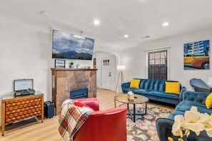 Een smart-tv, een open haard, boeken en een muziekbibliotheek