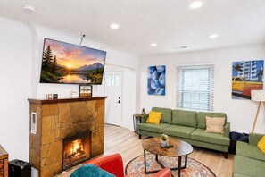 Smart TV, fireplace, books, music library - Dapper Duo - 2 Adjacent Homes w/Fully Fenced Yards, AC, WD, Fast WiFi, Smart TVs (Flagstaff)