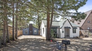 A residential property with a gravel driveway, a mailbox, and a wooden fence. - Dapper Duo 5BR/5BA in 2 Houses w/Fenced Yards, AC, WD, Fast Wi-Fi, 7 Smart TVs (Flagstaff)