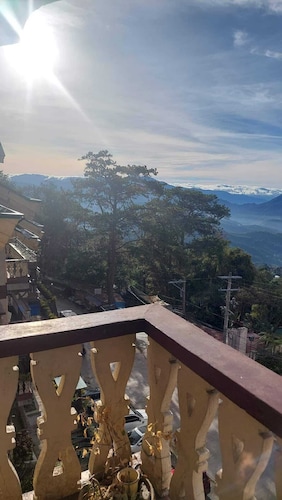 5 Bedroom 4 Tnb Condo Unit Near Tourist Spots , Fast Wifi and Mountain View
