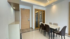 Căn hộ phong cách cổ điển, không hút thuốc, bếp | Khu vực ăn uống tại phòng
