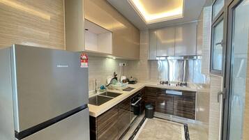 Classic Apartment, Non Smoking, Kitchen | Private kitchen | Fridge, cookware/dishes/utensils
