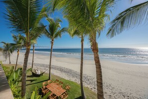 Plage, chaises longues, serviettes de plage