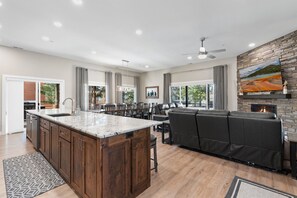 Interior - Start Your Yellowstone Story Here! | 1 mi to YNP | Perfect for Families & Groups (West Yellowstone)