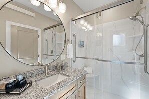 Dusche, Haartrockner, Bidet, Handtücher