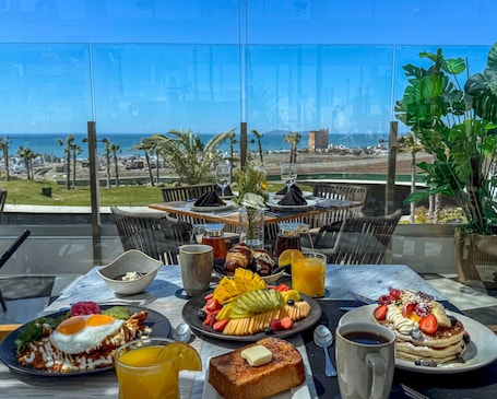 Desayuno a la carta todos los días (con cargo). Bellafer Collection Hotel & Resort