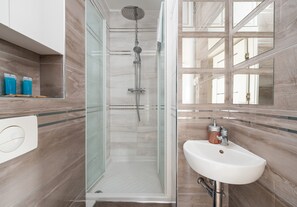 Dusche, Haartrockner, Handtücher, Seife