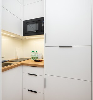 Kühlschrank, Mikrowelle, Herdplatte, Geschirrspüler