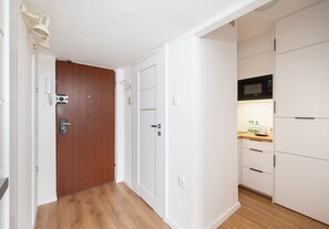 Fridge, microwave, stovetop, dishwasher - Krasiński Garden Comfort Apartment (Warszawa)