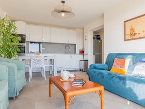 TV, offices - 3-Br Apartment, Terrace, steps from Beaches (Cannes)