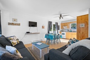 Smart-TV, Kamin, DVD-Player, Bücher