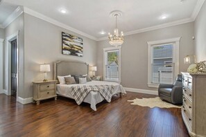 3 bedrooms, iron/ironing board, travel cot, free WiFi - Elegant Tampa Bungalow in the heart of Historic Ybor City - 3/2.5 Sleeps 8 (Tampa)