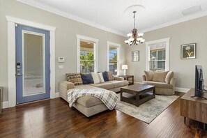 TV, video games, DVD player, video library - Elegant Tampa Bungalow in the heart of Historic Ybor City - 3/2.5 Sleeps 8 (Tampa)