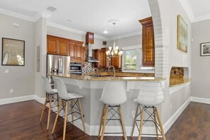 Fridge, microwave, oven, stovetop - Elegant Tampa Bungalow in the heart of Historic Ybor City - 3/2.5 Sleeps 8 (Tampa)