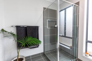 Haartrockner, Handtücher, Seife, Shampoo