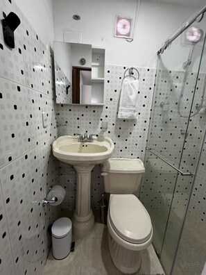 Een douche, een haardroger, handdoeken, zeep