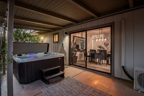 Outdoor dining - Sedona Estate of Mind- Rare Find...Hot Tub, Bocce Ball, Putting Green & Excellent Location! (Sedona)