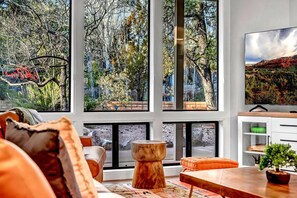 TV, ping pong - Sedona Estate of Mind- Rare Find...Hot Tub, Bocce Ball, Putting Green & Excellent Location! (Sedona)