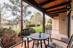 Outdoor dining - Sedona Oak Creek A7- Newly Remodeled Condo W/ Community Amenities + Sleeps 6! (Sedona)