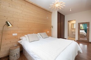 2 bedrooms, iron/ironing board, travel cot, free WiFi