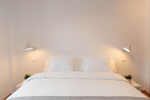 4 chambres, bureau, fer et planche à repasser, lit parapluie