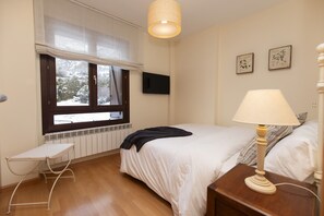 2 bedrooms, iron/ironing board, travel crib, WiFi - CuMbre del Sarrio by BeValle (Panticosa)