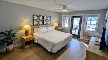 3 habitaciones, escritorio y tabla de planchar con plancha