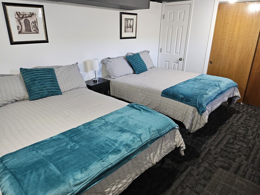 Modern 3bedroom, 3 minutes to DMS international Airport. Des Moines