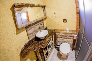 Serviettes fournies, papier toilette