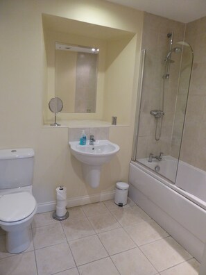 Shower, hair dryer, towels - Rose Cottage (Auchendennan) - sleeps 4 guests  in 2 bedrooms (Alexandria)