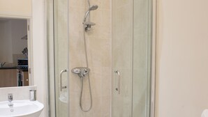 Douche, sèche-cheveux, serviettes fournies