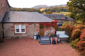 Terrace/patio - Rose Cottage (Auchendennan) - sleeps 4 guests  in 2 bedrooms (Alexandria)