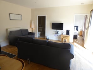 1 bedroom, iron/ironing board, free WiFi, wheelchair access - Courtyard Studio (Auchendennan) (Alexandria)