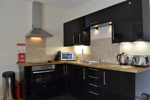 Een koelkast, een microgolfoven, een oven, een broodrooster