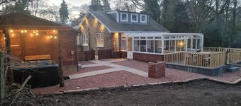 Burnbeag Cottage at Auchendennan - sleeps 7 guests  in 3 bedrooms