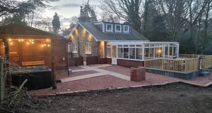 Burnbeag Cottage at Auchendennan - sleeps 7 guests in 3 bedrooms