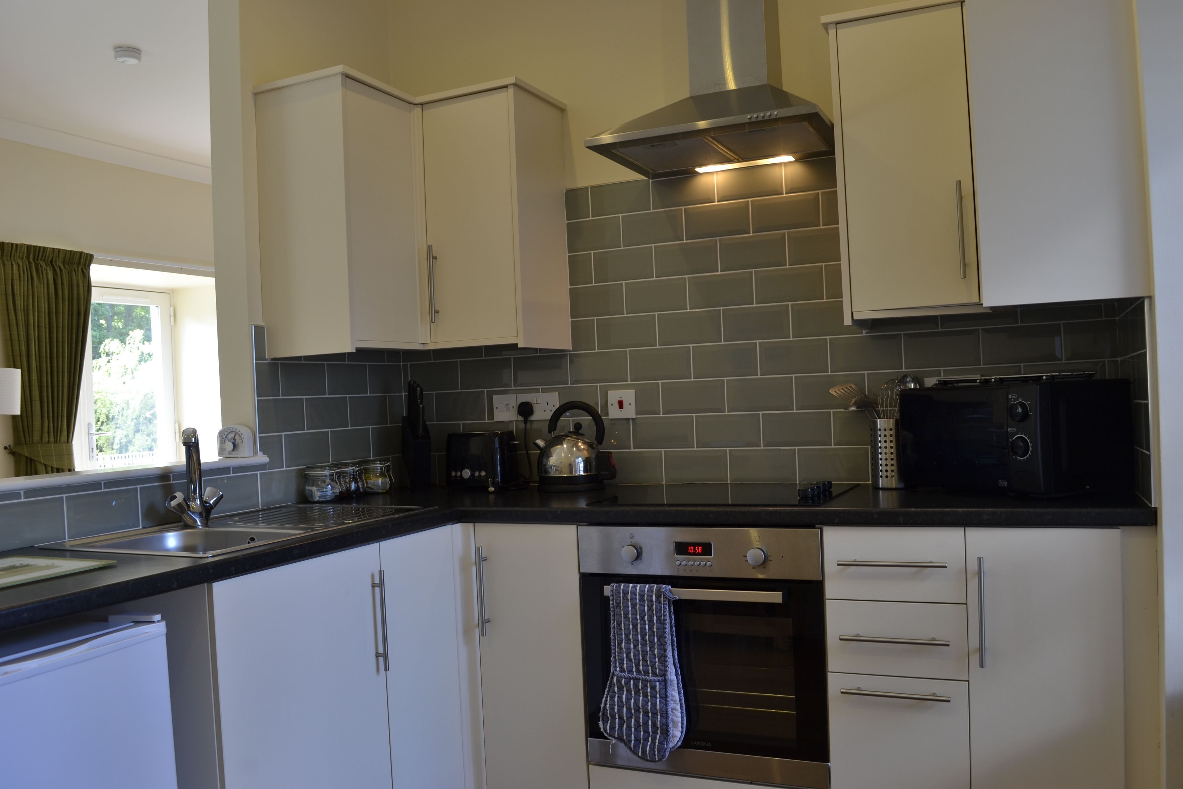 Een koelkast, een magnetron, een oven, een broodrooster