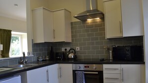Private kitchen - Ivy Garden Cottage ( Auchendennan ) - sleeps 2 guests  in 0 bedrooms (Alexandria)