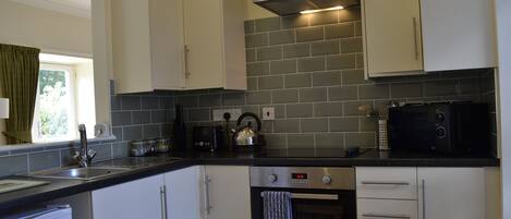 Réfrigérateur, micro-ondes, four, grille-pain