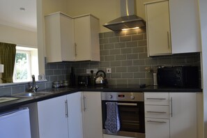 Kjøleskap, mikrobølgeovn, ovn og brødrister