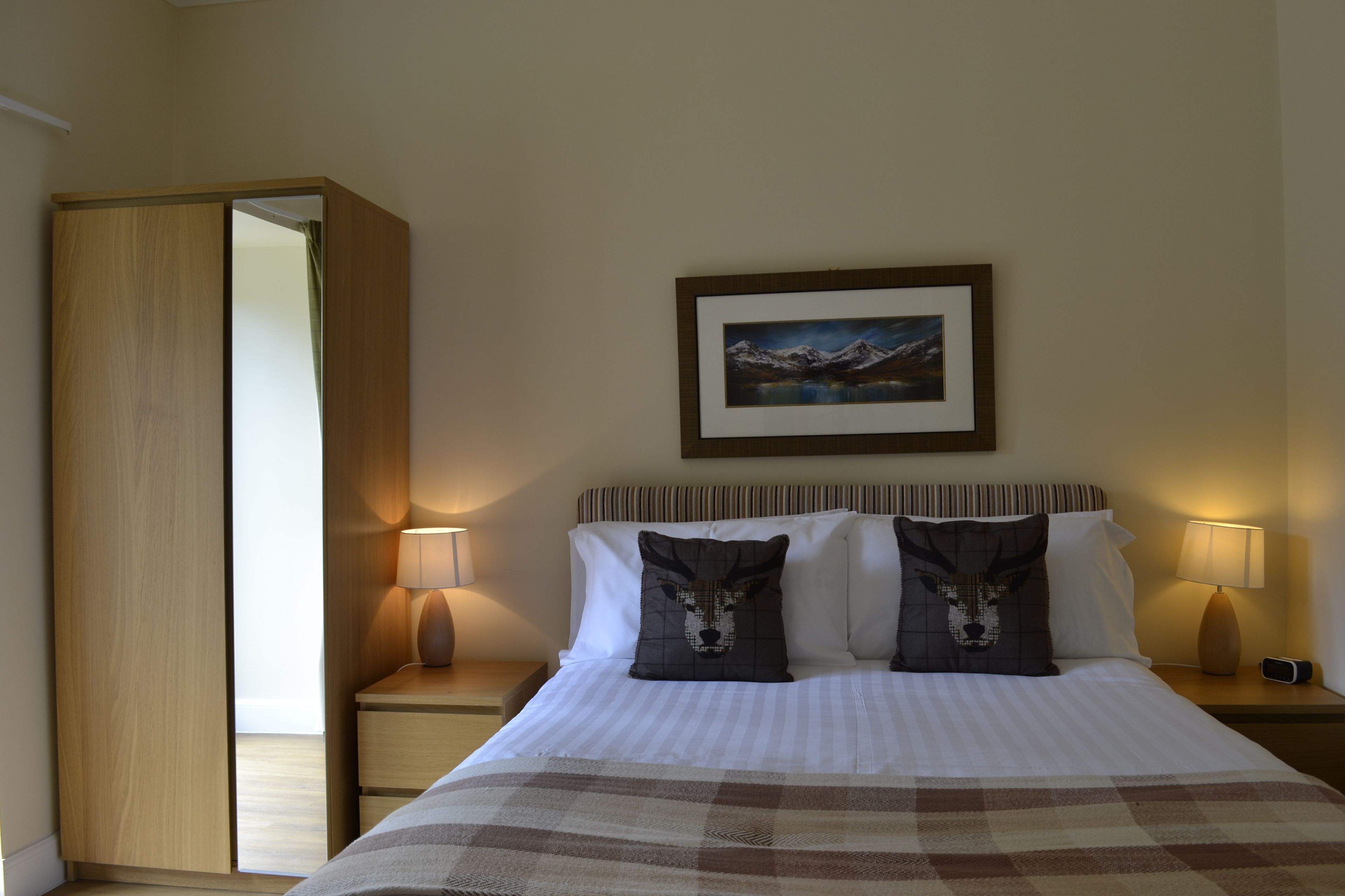 Een strijkplank/strijkijzer, gratis wifi, beddengoed