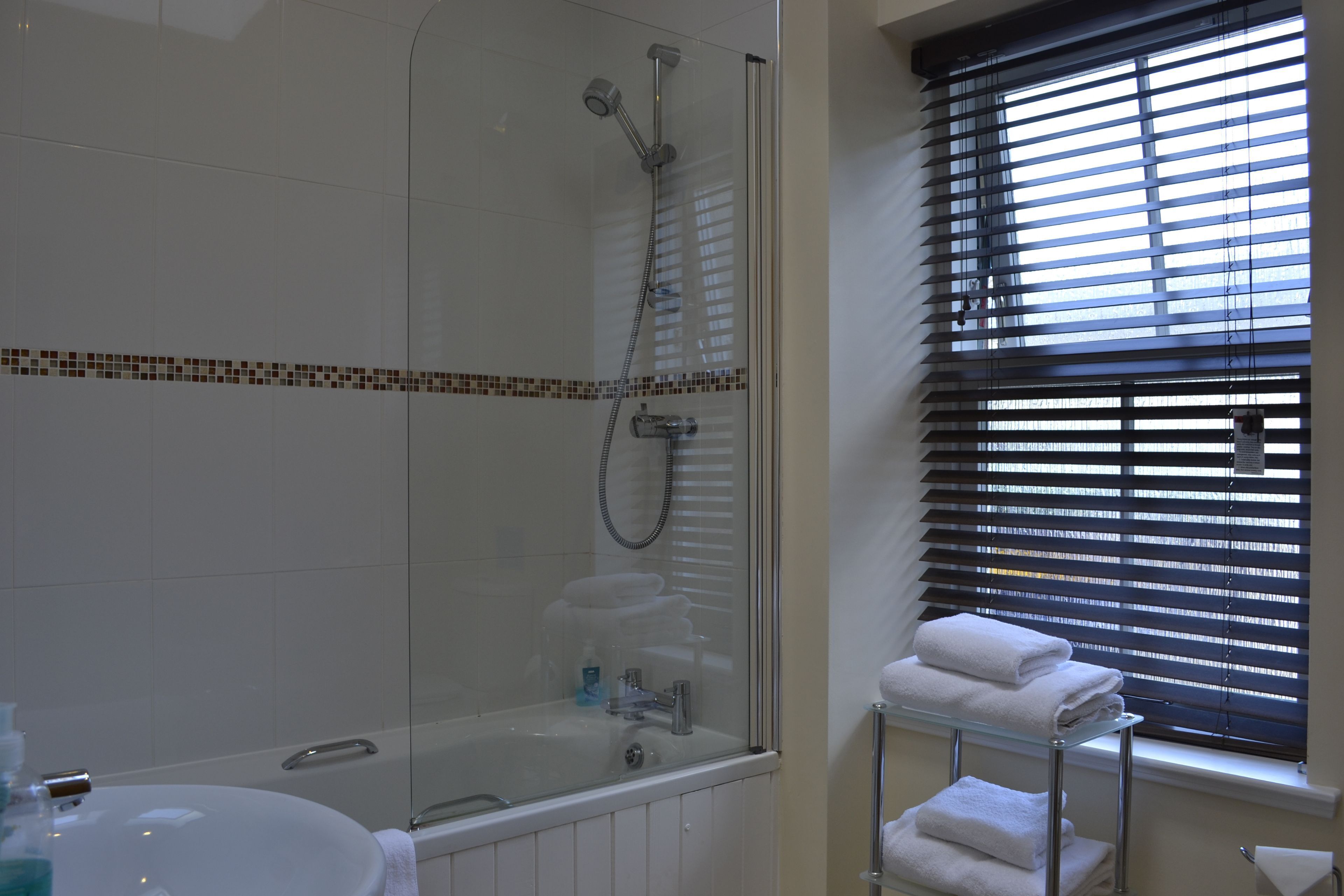 Een haardroger, handdoeken