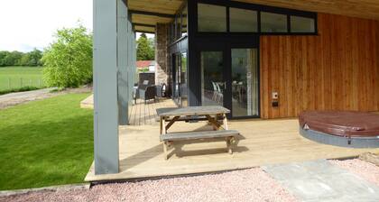 Oak Lodge (Auchendennan) - sleeps 4 guests in 2 bedrooms