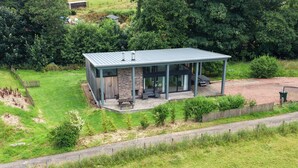 Exterior - Oak Lodge (Auchendennan) - sleeps 4 guests  in 2 bedrooms (Alexandria)
