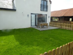 Outdoor dining - The Stables Lower Cottage 6 (Auchendennan) - sleeps 2 guests  in 1 bedroom (Alexandria)